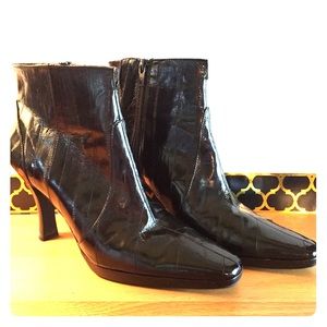 Woman’s Sz 9 Black Ankle Heeled Boot